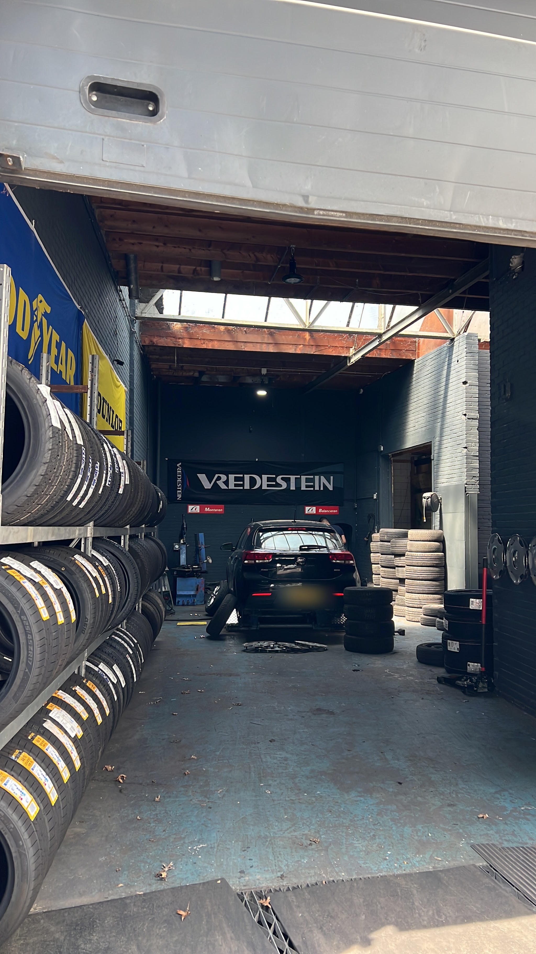Kijkje de werkplaats in met een auto op de bandenmontagemachine